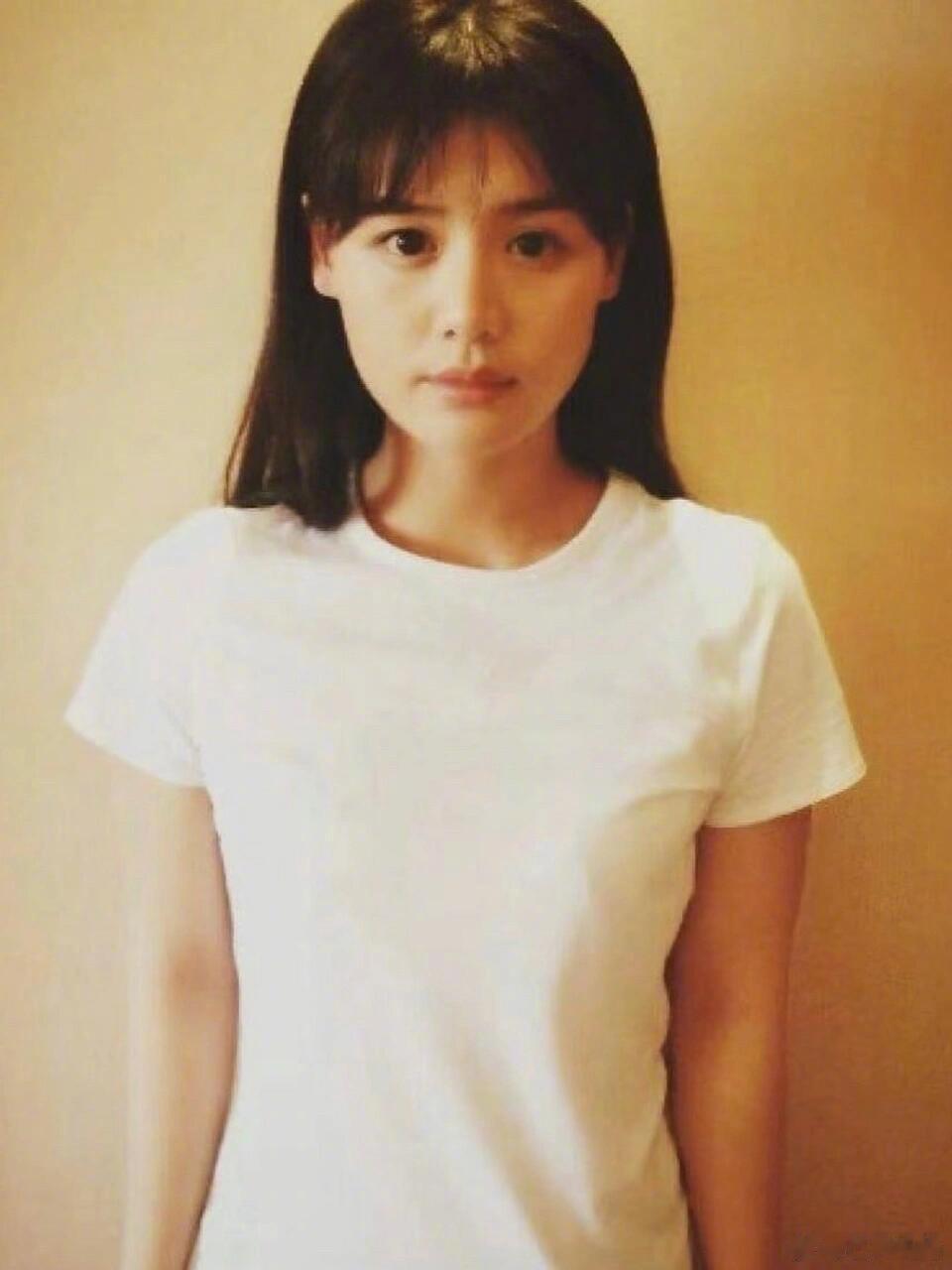 马思纯瘦回黎吧啦马思纯，书模时期完全就是青春疼痛文学女主的脸，“唯一纯白的茉莉花