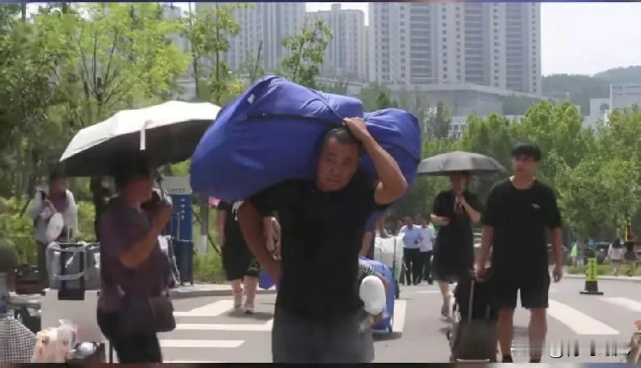 开学季！青岛恒星科技学院大一新生开学，父母肩上抗的是希望！本周，青岛恒星科技