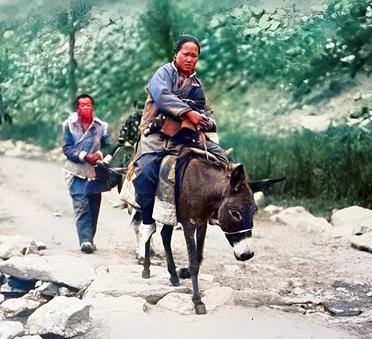 民国，小脚妇女与丈夫、孩子一起回娘家。这名小脚女孩看起来五六十岁，但实际上她还不