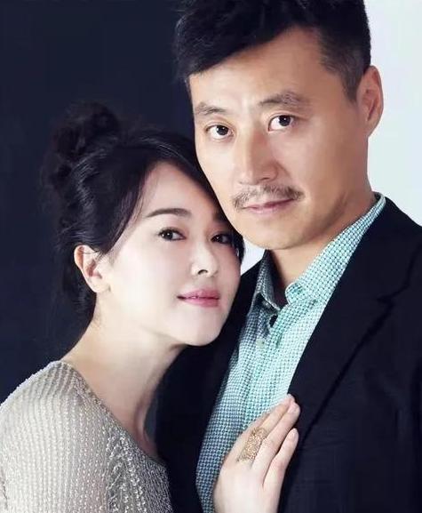 任程伟说，大一那年，我们都才19岁，她可是我们上戏，光芒四射的校花，还是科班出身