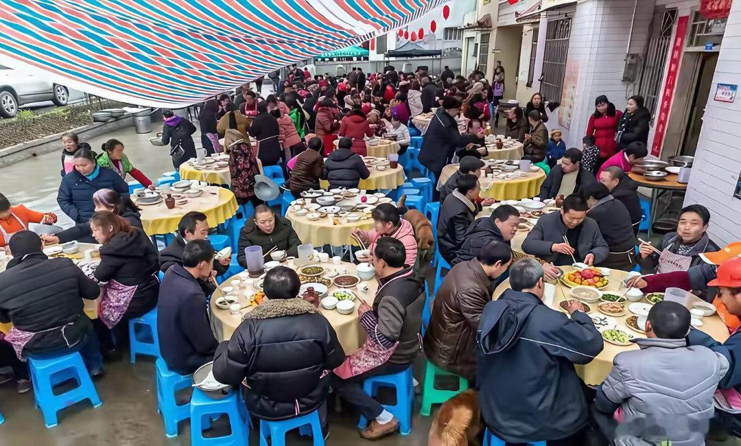 宜宾这场升学宴，办了三天喜事，最后一堵墙全砸了。村里办事都这样，请一条龙承包，老