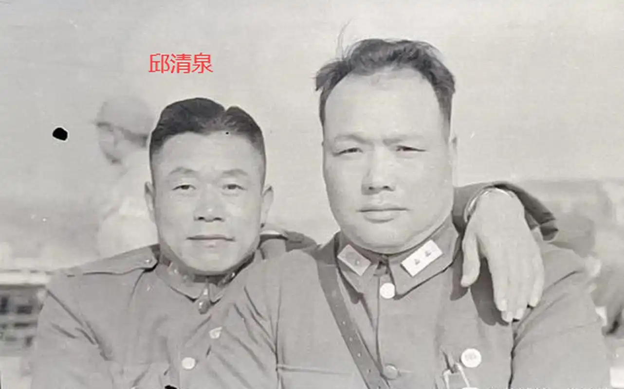 1949年淮海战役中，邱清泉阵亡，其遗容照片显示方脸、凹眼、塌鼻，尸身保存完好，