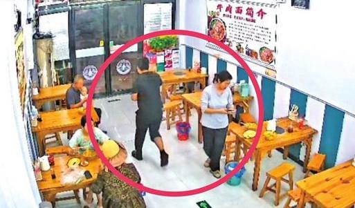 上人民日报了！河南周口一对夫妻吃完两碗牛肉面，27元饭钱没付成功就走了，店家以为