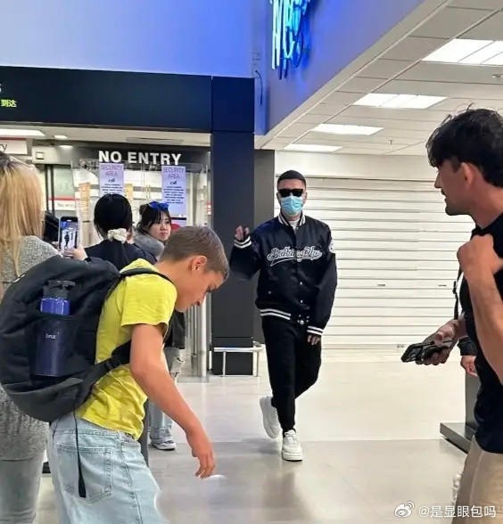 孙红雷新西兰逛街被偶遇！穿一身名牌很贵气，真人比电视里有魅力