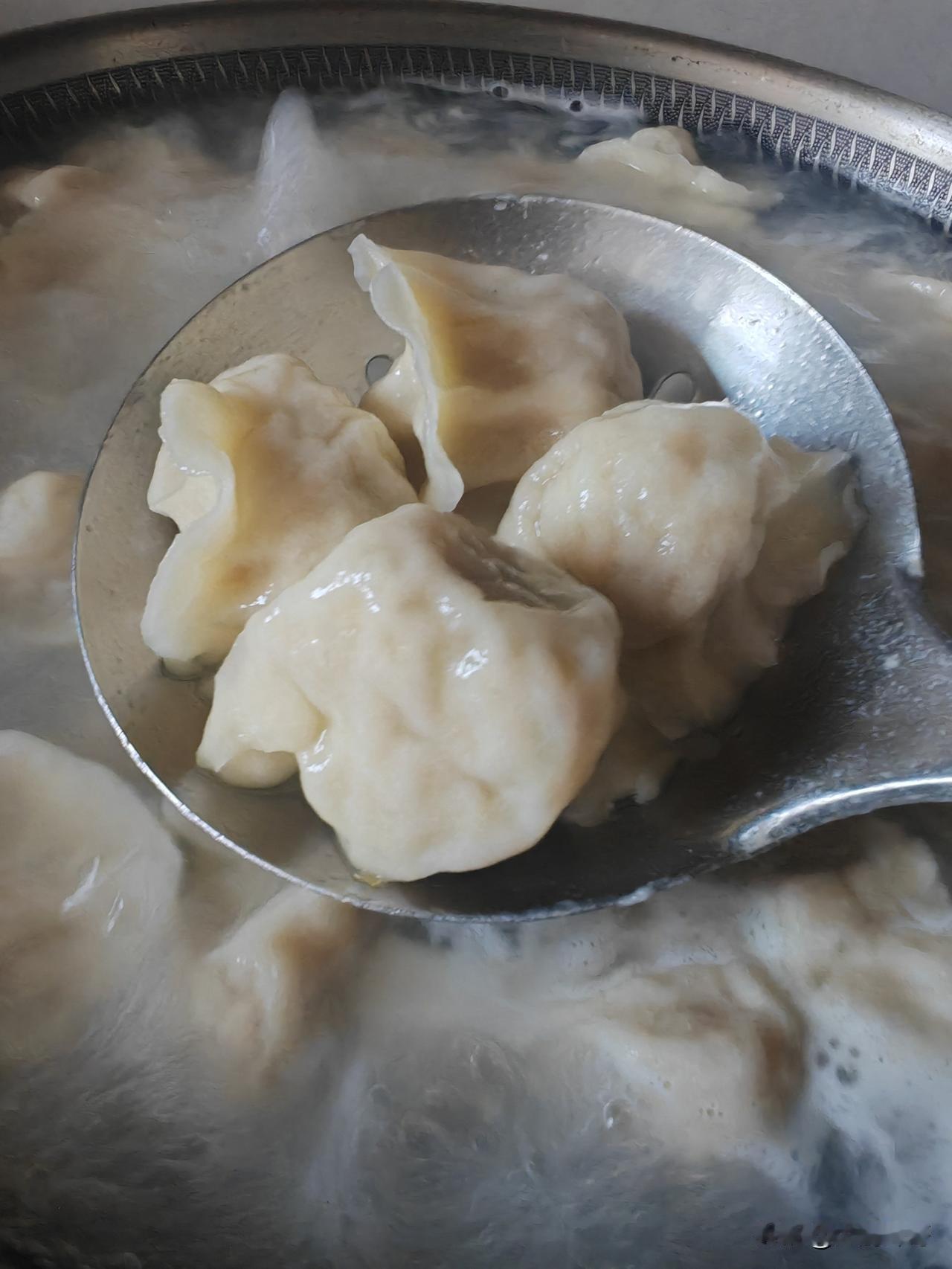今早上吃的酸菜猪肉馅饺子，因为八十一岁的老岳父想吃。五点多就起来准备绞肉馅、切