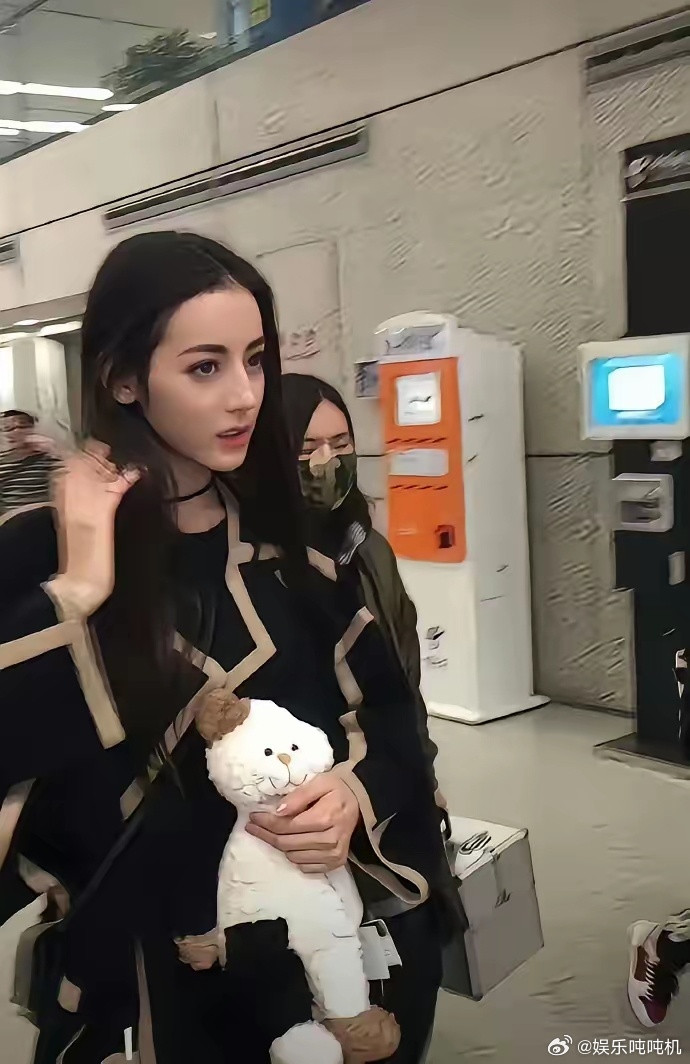 热巴回来了，但是她应该再也没有办法出国的时候坐需要转机的飞机了。热巴这次去巴黎，