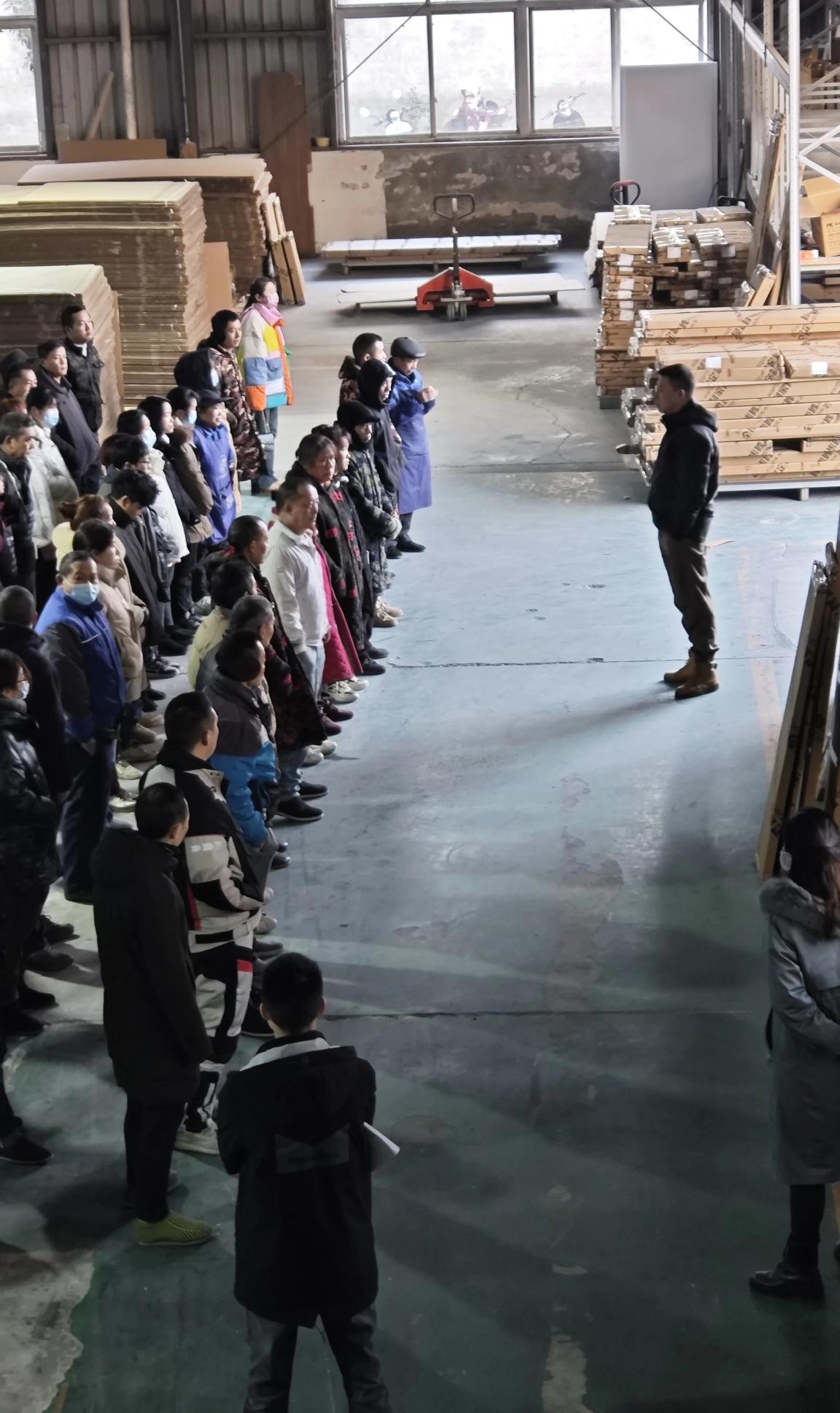 老板是不给员工画大饼了，感觉有点忽悠人，老板在下面跟员工讲，离过年还有二十几天，