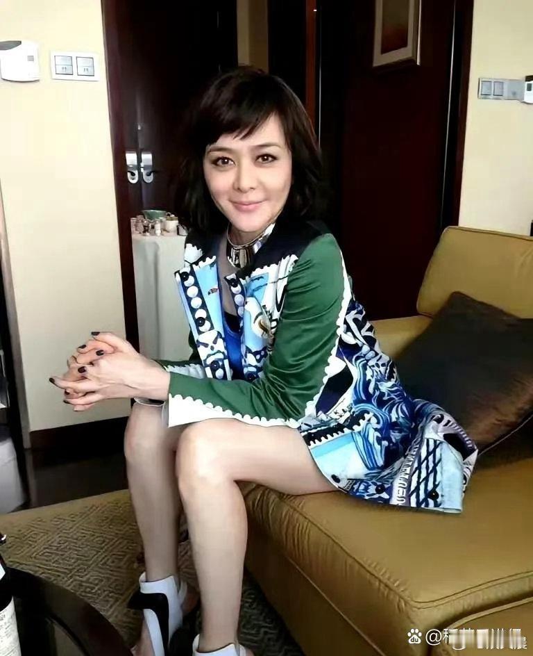 61岁关之琳素颜出镜，皮肤紧致状态绝佳，褪去妆容依旧端庄大气，浑身尽显温婉韵味。