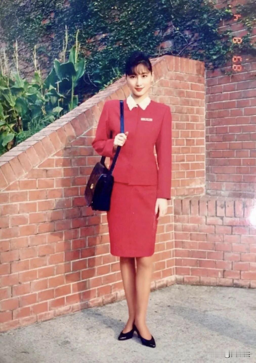 母女俩一个模子里刻出来的都是空姐，妈妈漂亮！