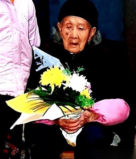 五十多岁，眼睛生生哭瞎，以为七个儿子全在战场上死绝了。结果1949年春天，门外