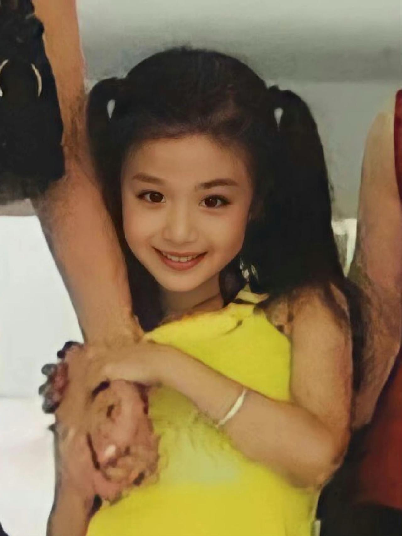 王楚然真的是从小美到大，现在还有小时候的影子。