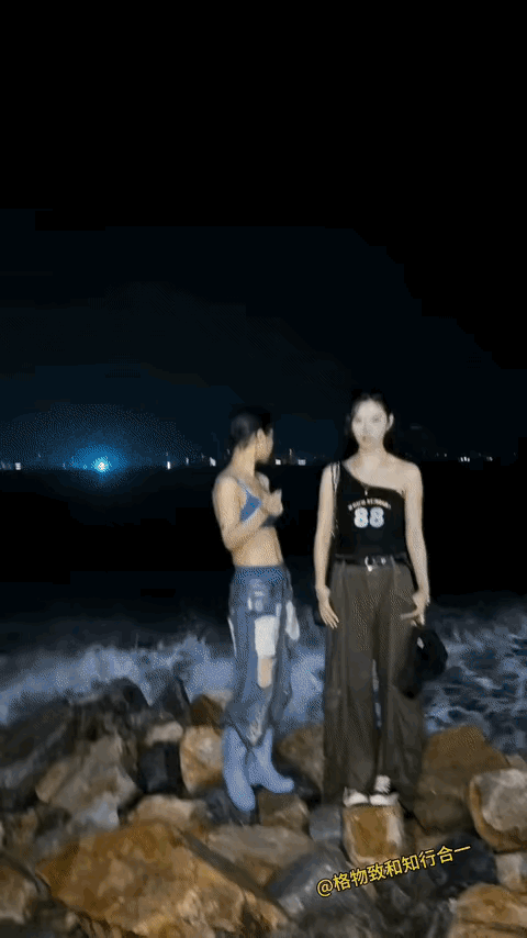 两个小姐姐为拍照也是拼了[赞][赞][呲牙笑]
