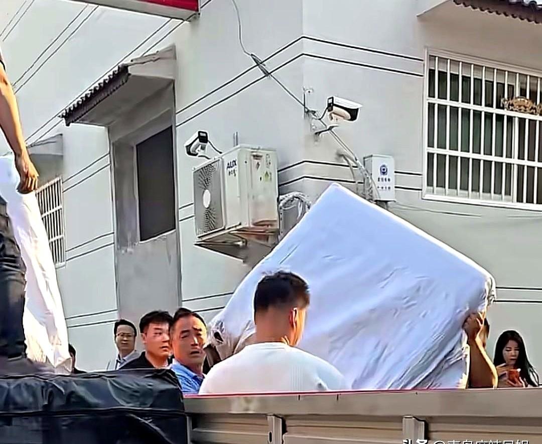 淄博老板送的沙发刚到，大衣哥两口子反应真绝了！大衣嫂一上来就猛按沙发，坐下后