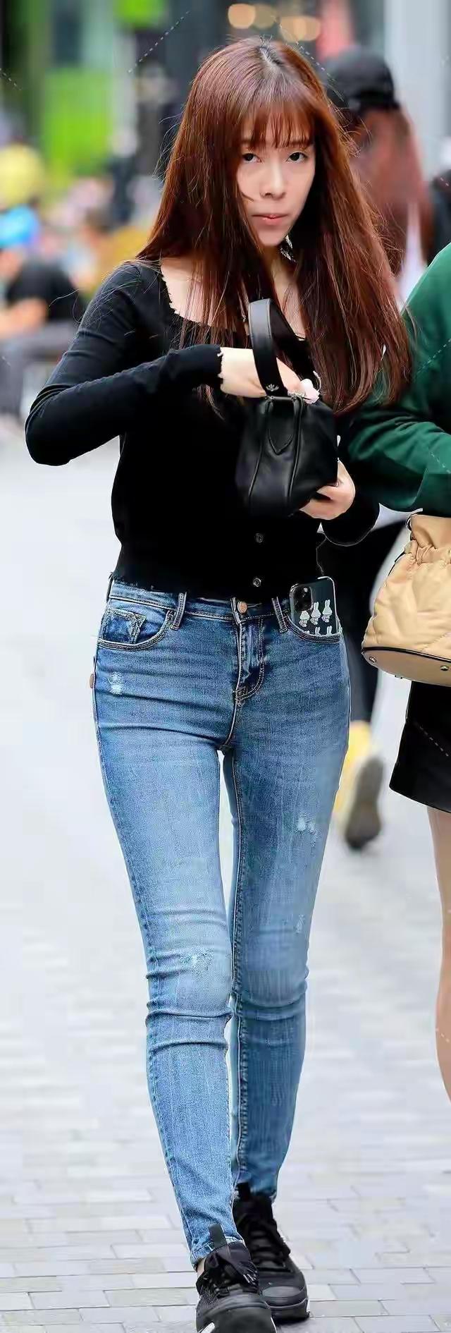 都市街头穿搭指南：黑色上衣+破洞牛仔裤，时尚又舒适！穿搭