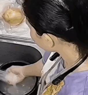香港一位雇主发现家里的一个菲佣从不吃自家做的饭，每顿却自己掏钱买饭。雇主觉着反常