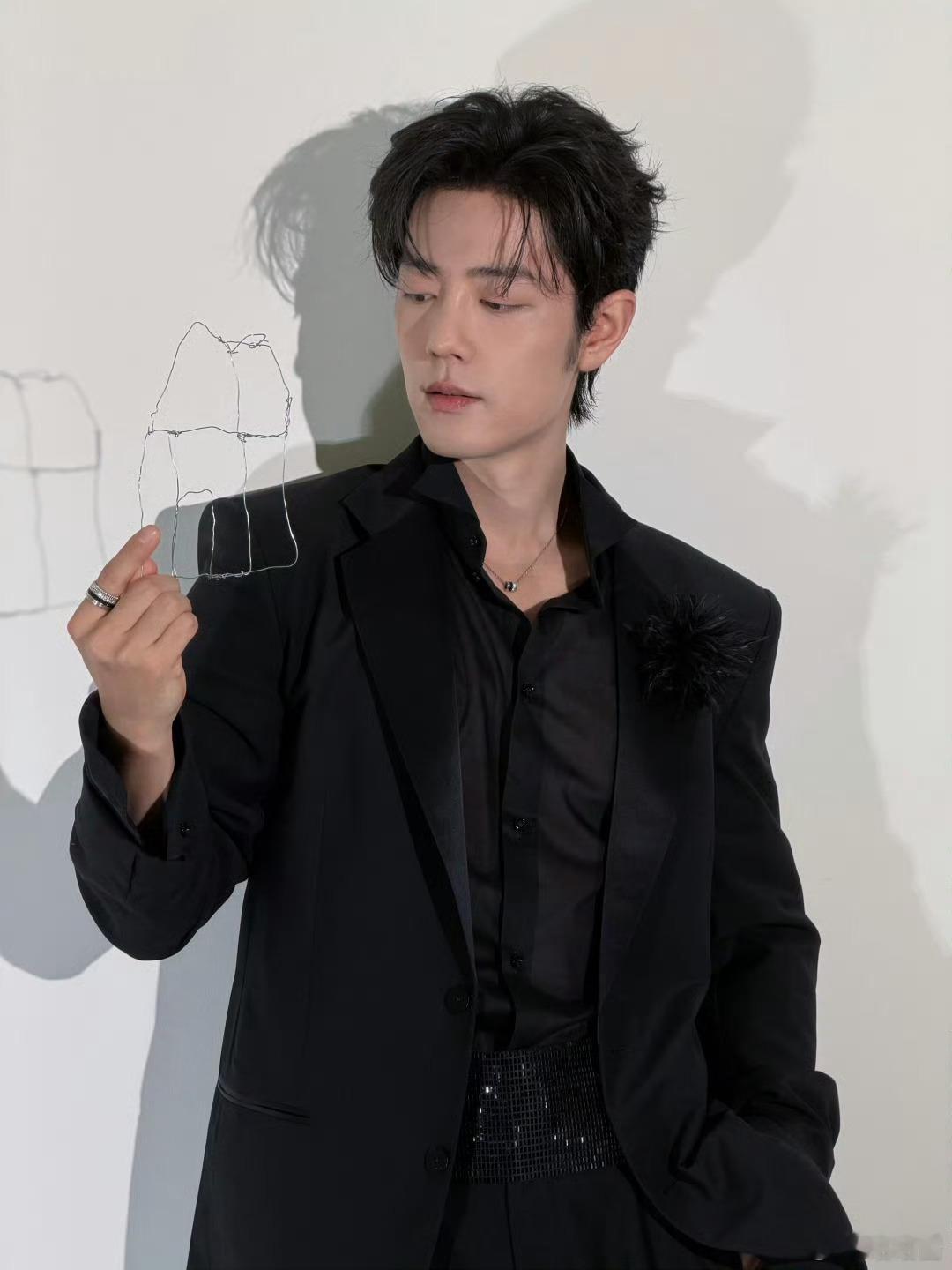 肖战衬衣扣都要撑开了肖战透视黑衬衫透视黑衬衫穿肖战身上，扣子都负重前行了，练的