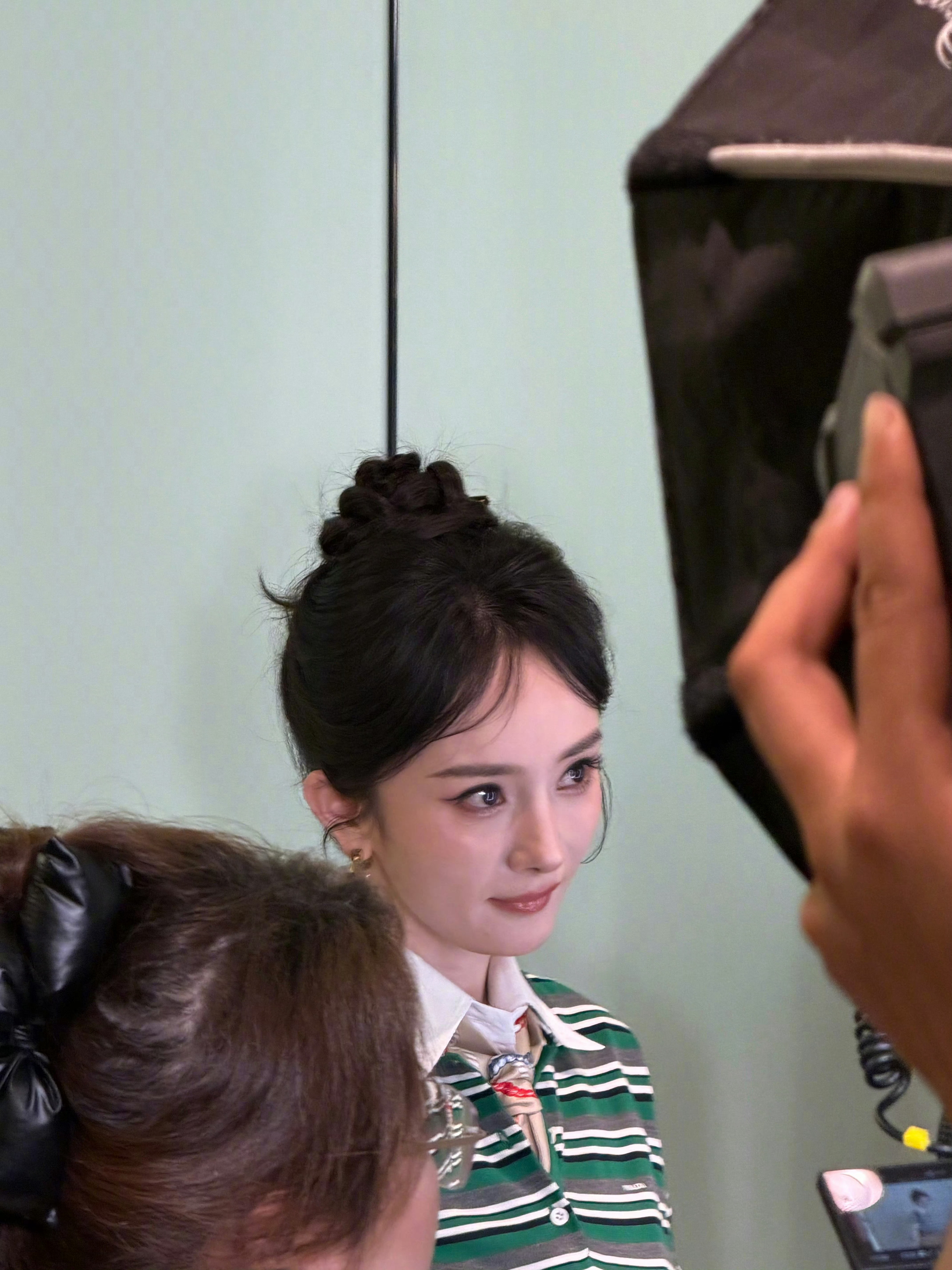 杨幂prada深圳线下活动路透今天是青春女大，五官好精致立体，完全神颜杨幂杨幂