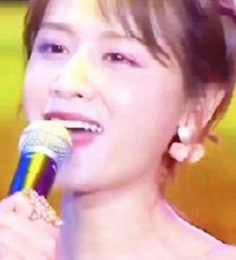 在《乘风2026》初舞台上，叶一茜选择了张惠妹的《听海》作为表演曲目，完成了一次