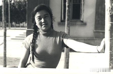 1955年，北京作协的2楼窗口，一双眼睛正死死盯着楼下做操的年轻女人。她22岁，