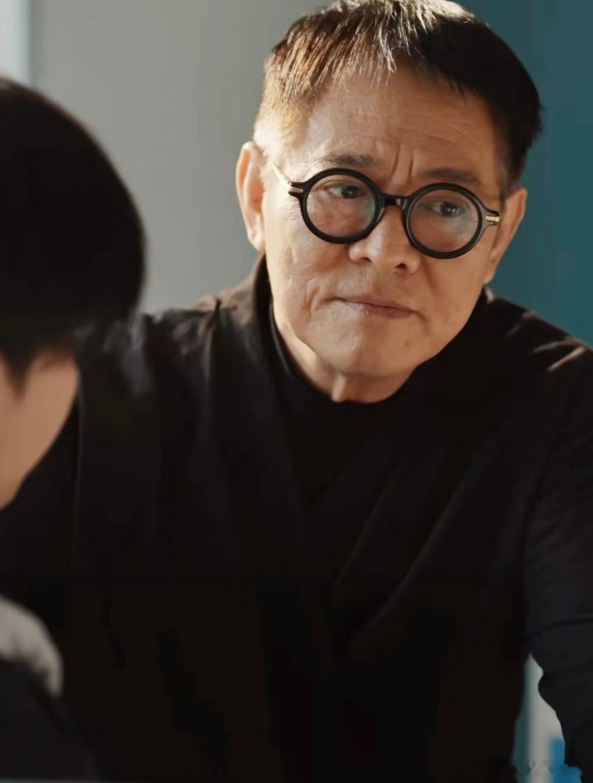 李连杰拍短剧面相都变了以前觉得他严肃，现在看他慈祥又威严，这面相变得真好，看着就