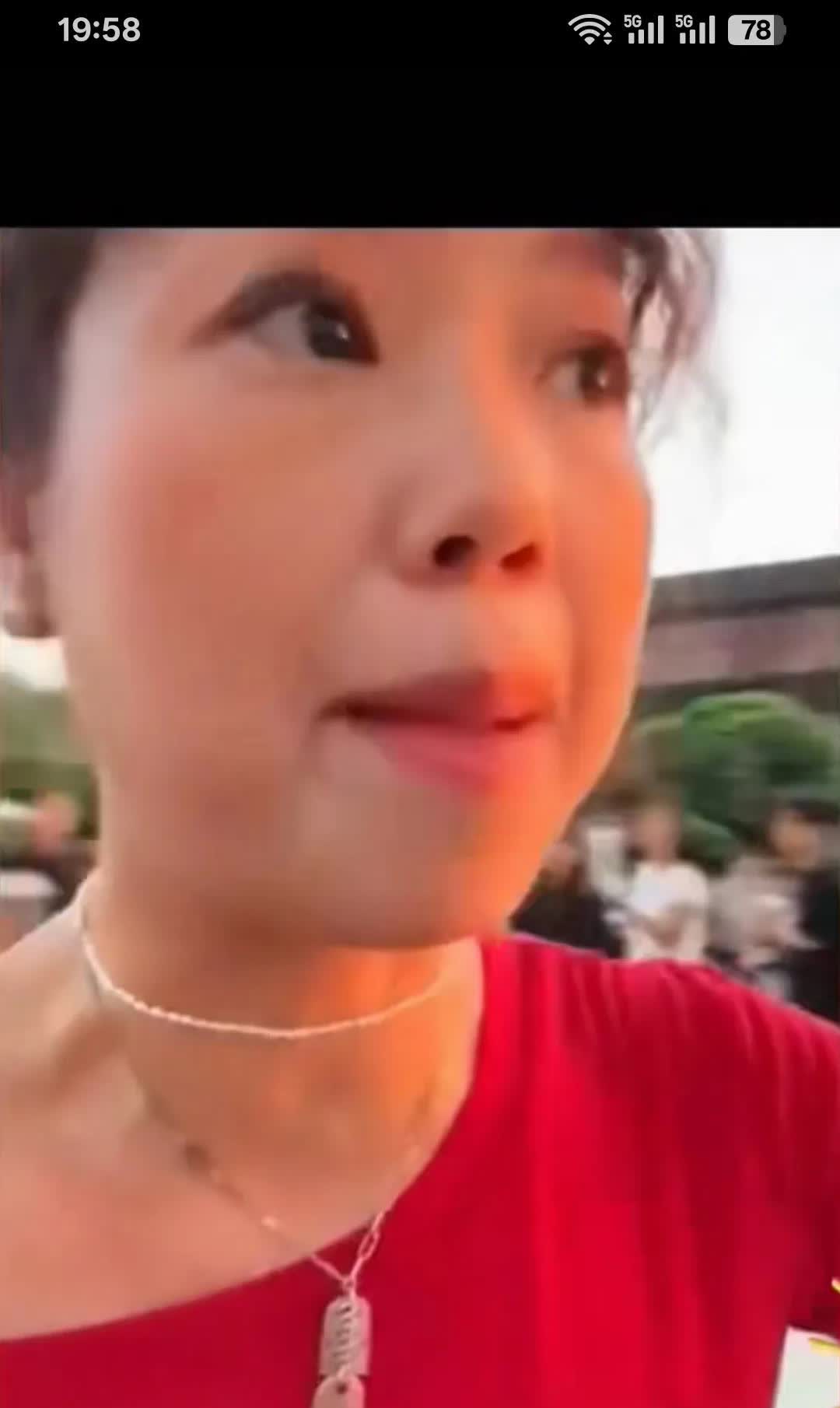重庆洪崖洞就是这个女的强拉游客拍照，游客拒绝就破口大骂。强拉硬拽，据说他们有一帮