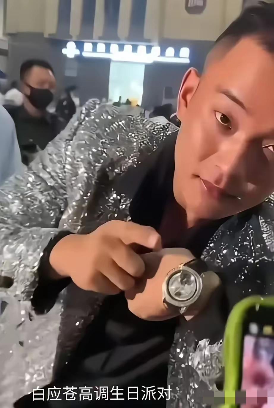 白应苍晒表的视频在网络上广为流传，这不仅是他生活奢靡、飞扬跋扈的真实写照。而且是