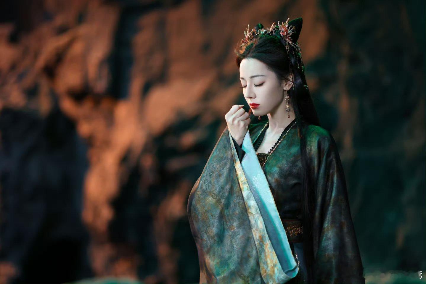 迪丽热巴贺思慕真的是女鬼一吧这个冷脸萌我真的要捏捏[捂眼睛][捂眼睛][捂眼睛]​​​