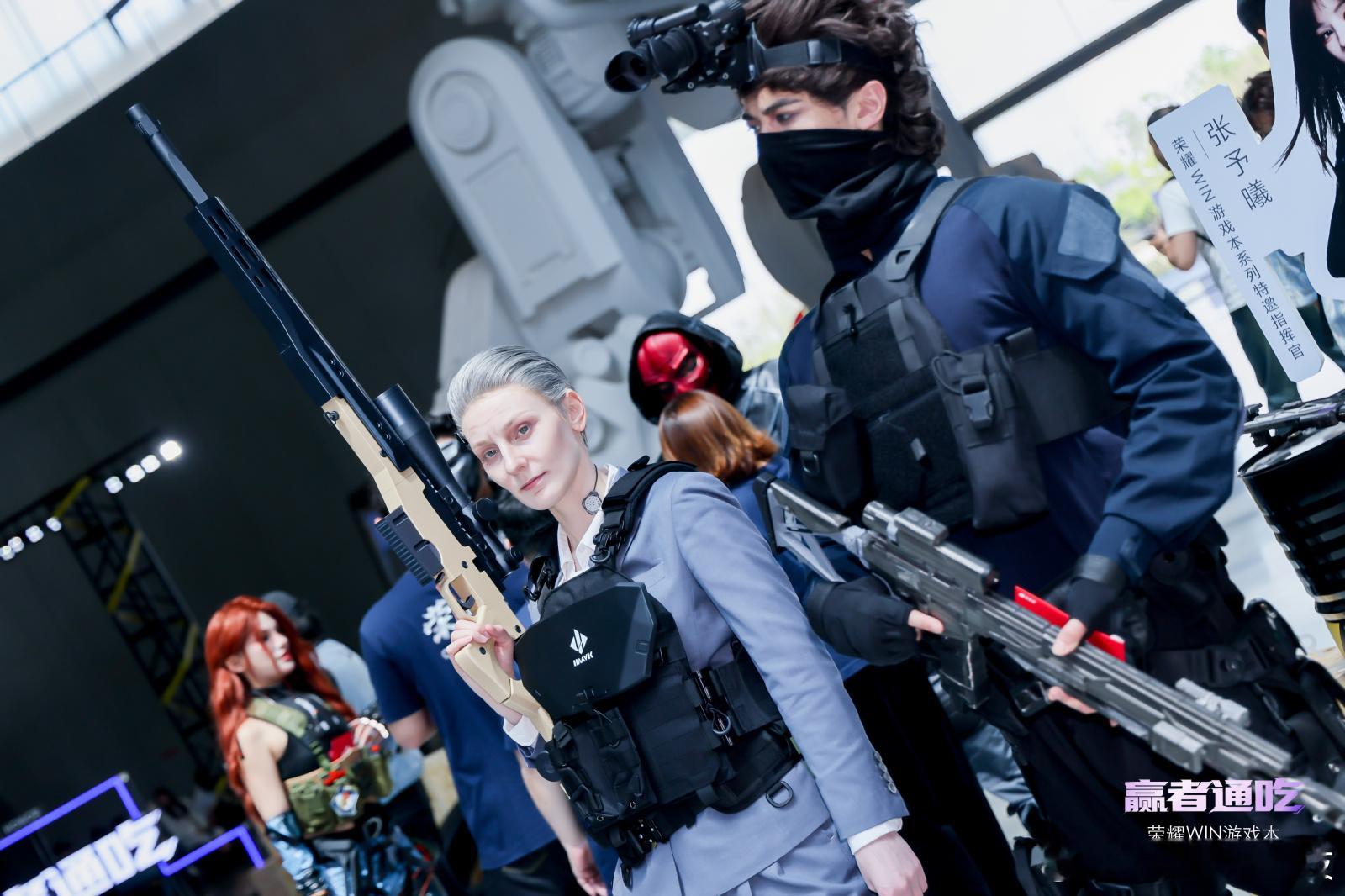 荣耀WIN游戏本发布会现场，三角洲行动的人物也出现在了外场，不得不说，这派发的红