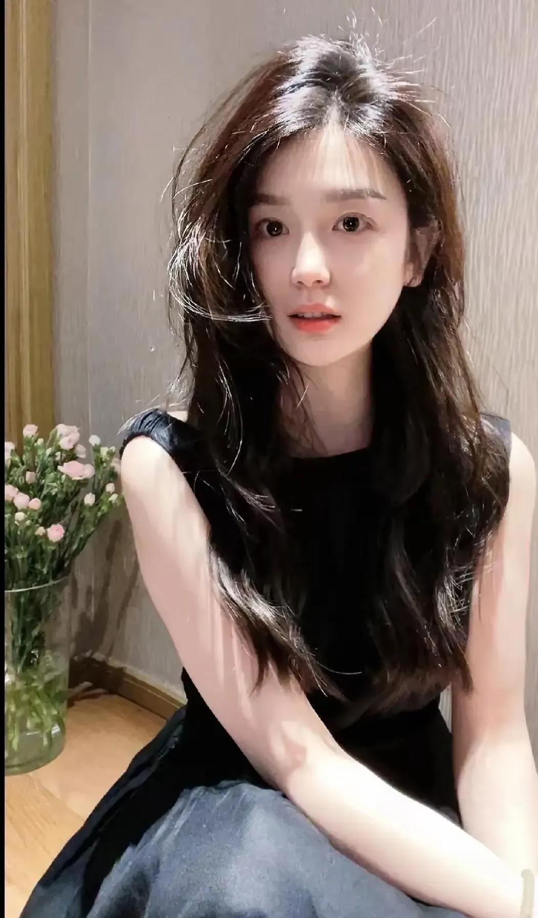 夜色再美，不如你冷白肤色的容颜，照亮了整个星空！什么样的穿搭可以成为气质女神?女