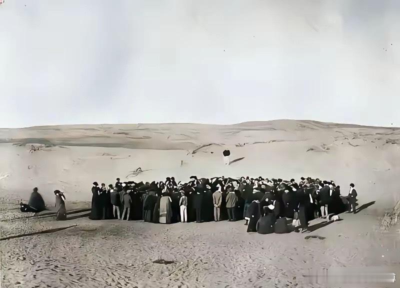 1909年，一百多个犹太人筹集了部分资金，从阿拉伯人手中购买了一大块土地，他们到