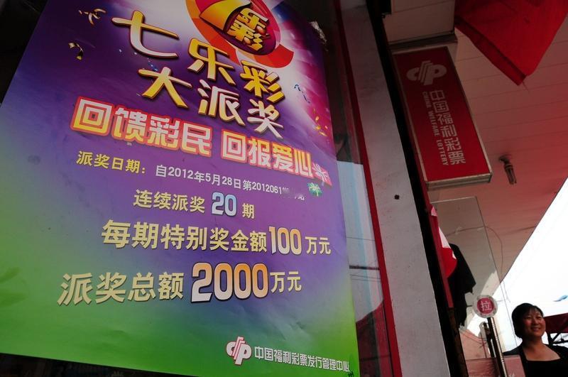 经常买彩票的彩民那可是形形色色。有些是怀揣着一夜暴富梦想的人，他们觉得花个几块钱