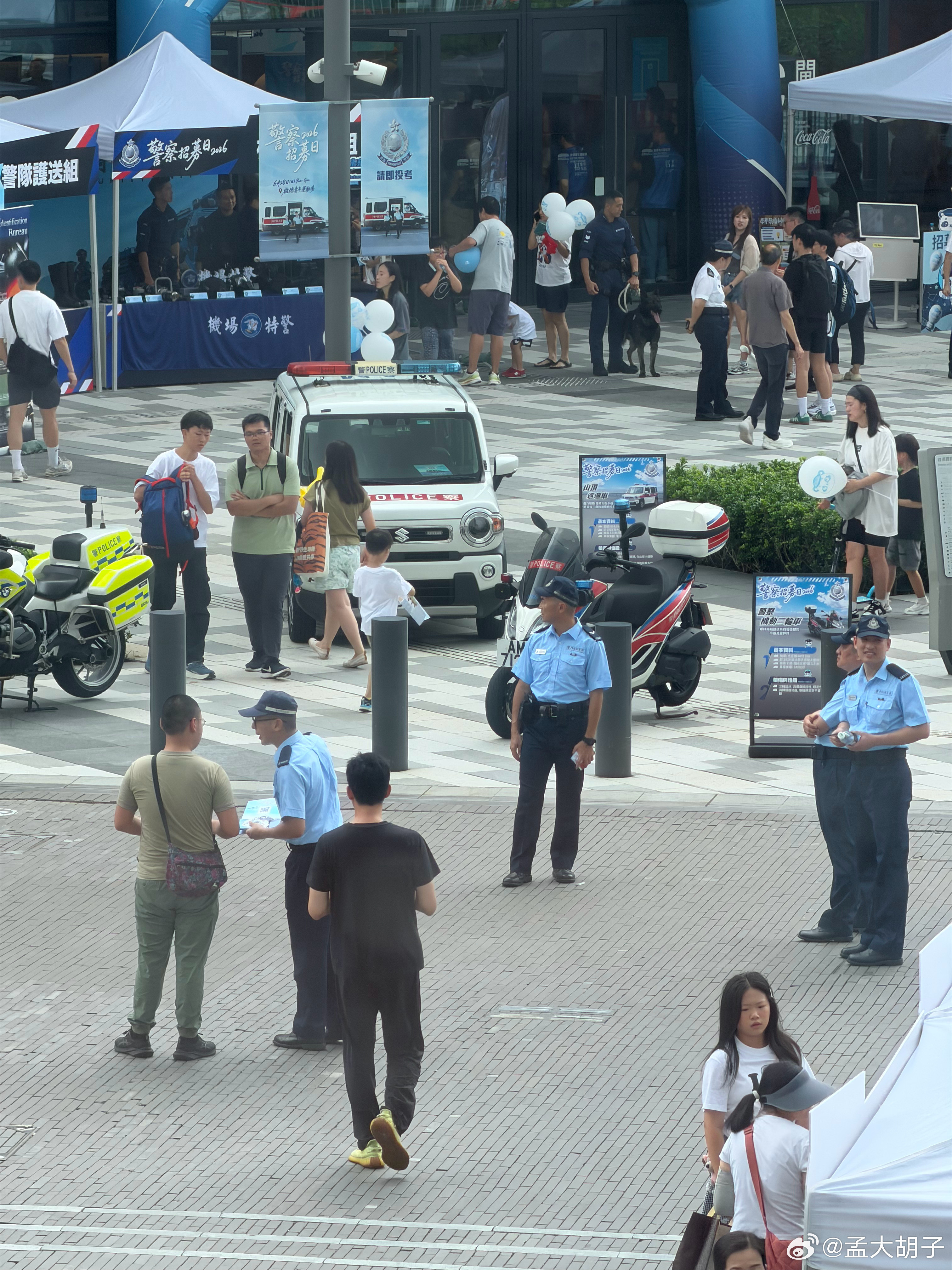喝着无糖的可乐，看着香港的阿sir们推广香港警队香港警队