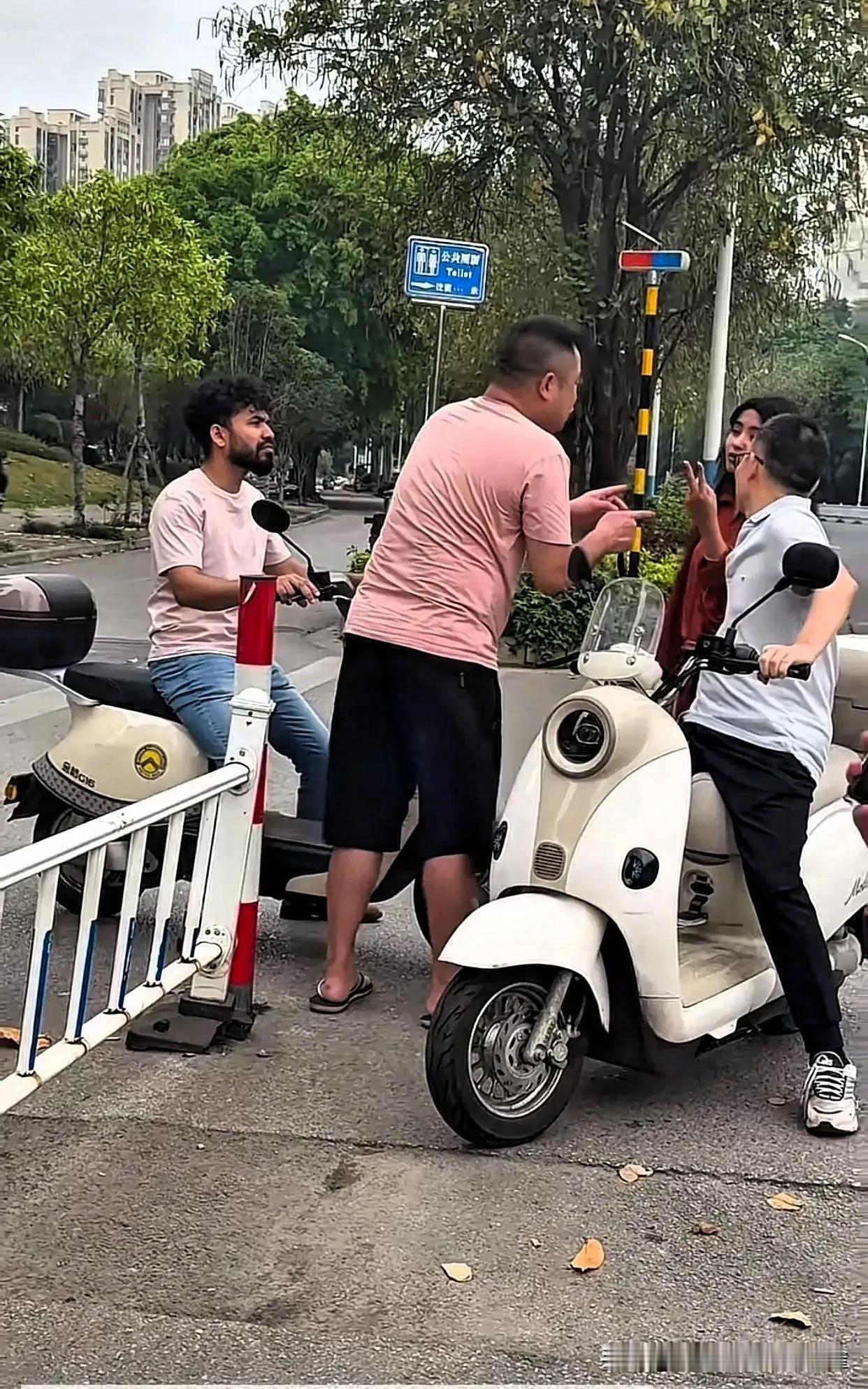 这是阿三哥吗？广西柳州。老外骑电动车强行别车，还说了一句“StupidCh