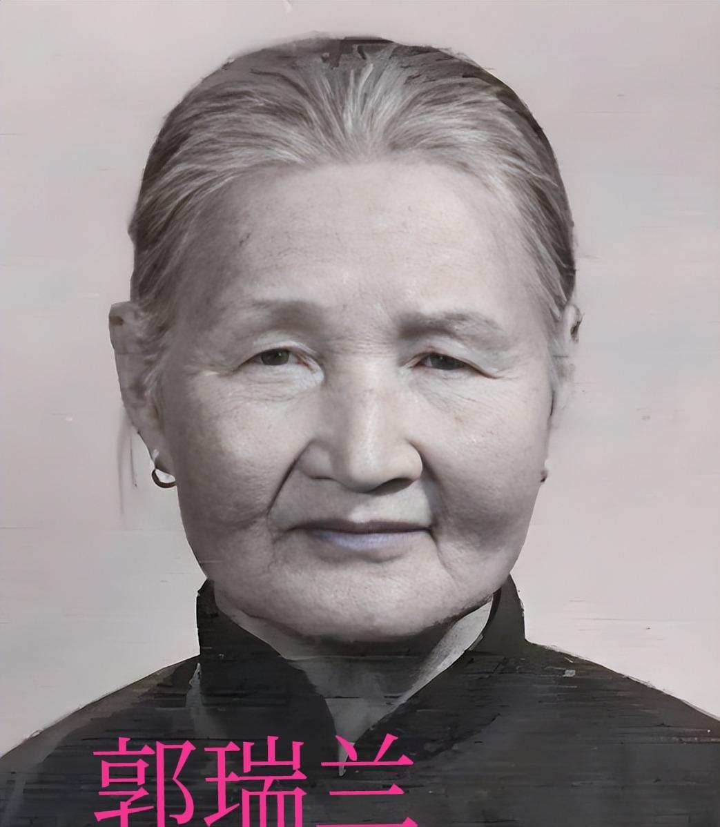 1940年，18岁的郭瑞兰救了八路军政委蔡永，43年后，已是将军的蔡永找她报恩，