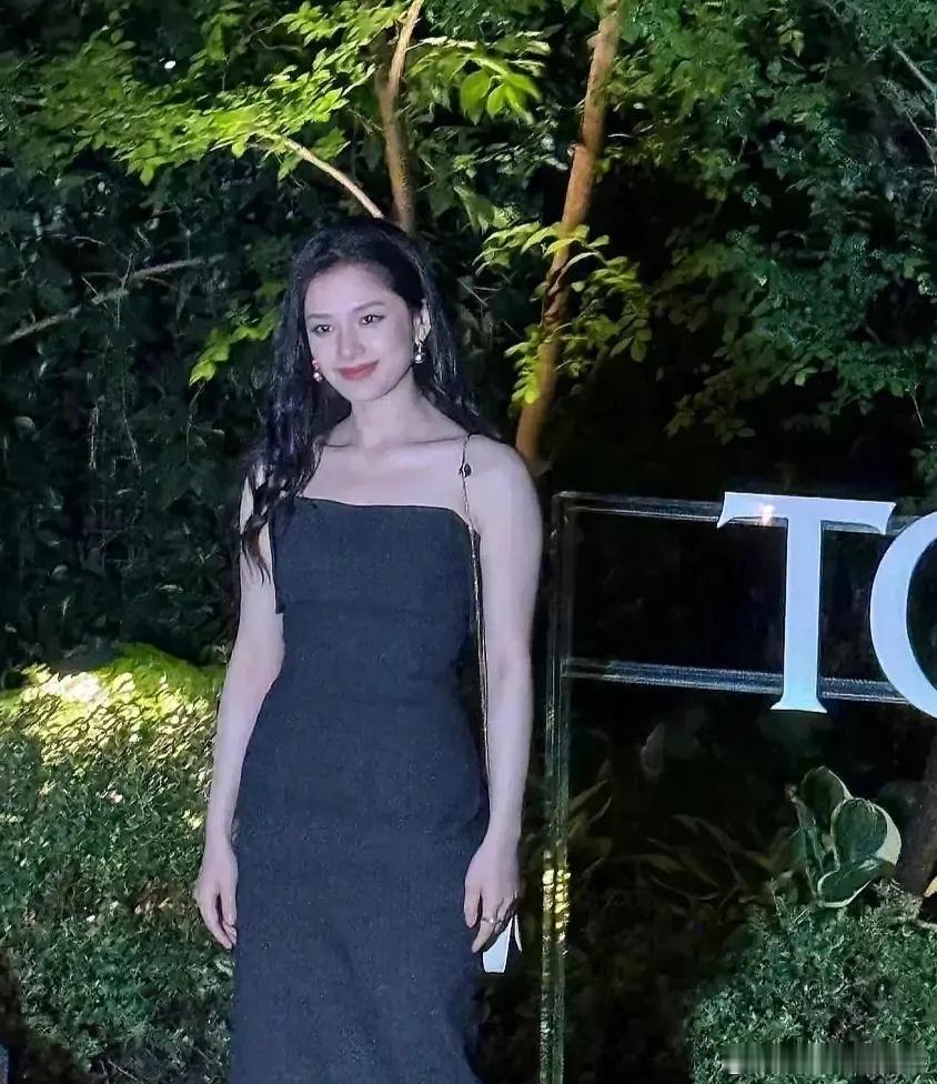 这生图也太生了，张婧仪不长这样吧​​​