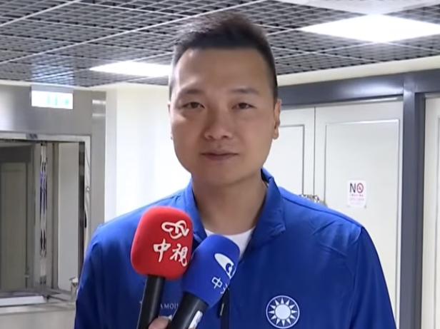 民进党台北市议员参选人张铭佑今早与律师詹晋鉴前往台北地检署告发蒋万安。张铭佑指出