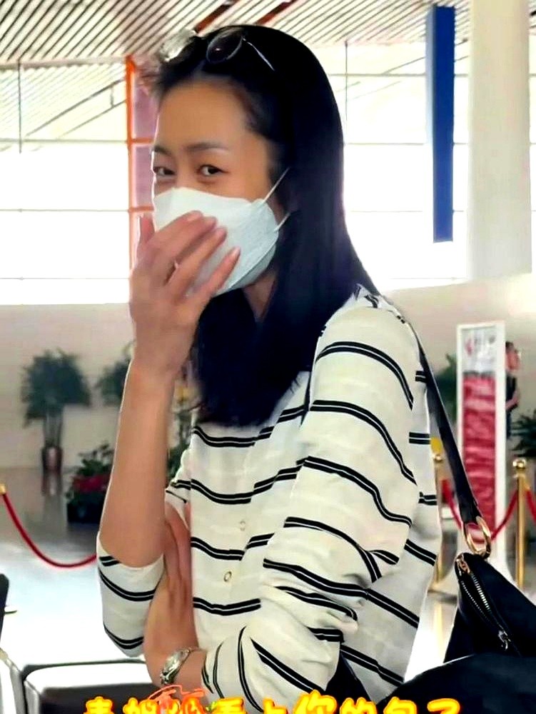 粉丝直接开口要身上的香奈儿外套？这尴尬场面差点没法收场。刘雯在机场被围，一个粉丝冷不丁指着她的衣服喊