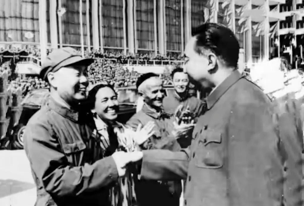 1979年，华国锋同志在新疆视察工作期间，接见东疆军区副司令员兼参谋长孟魁武同志