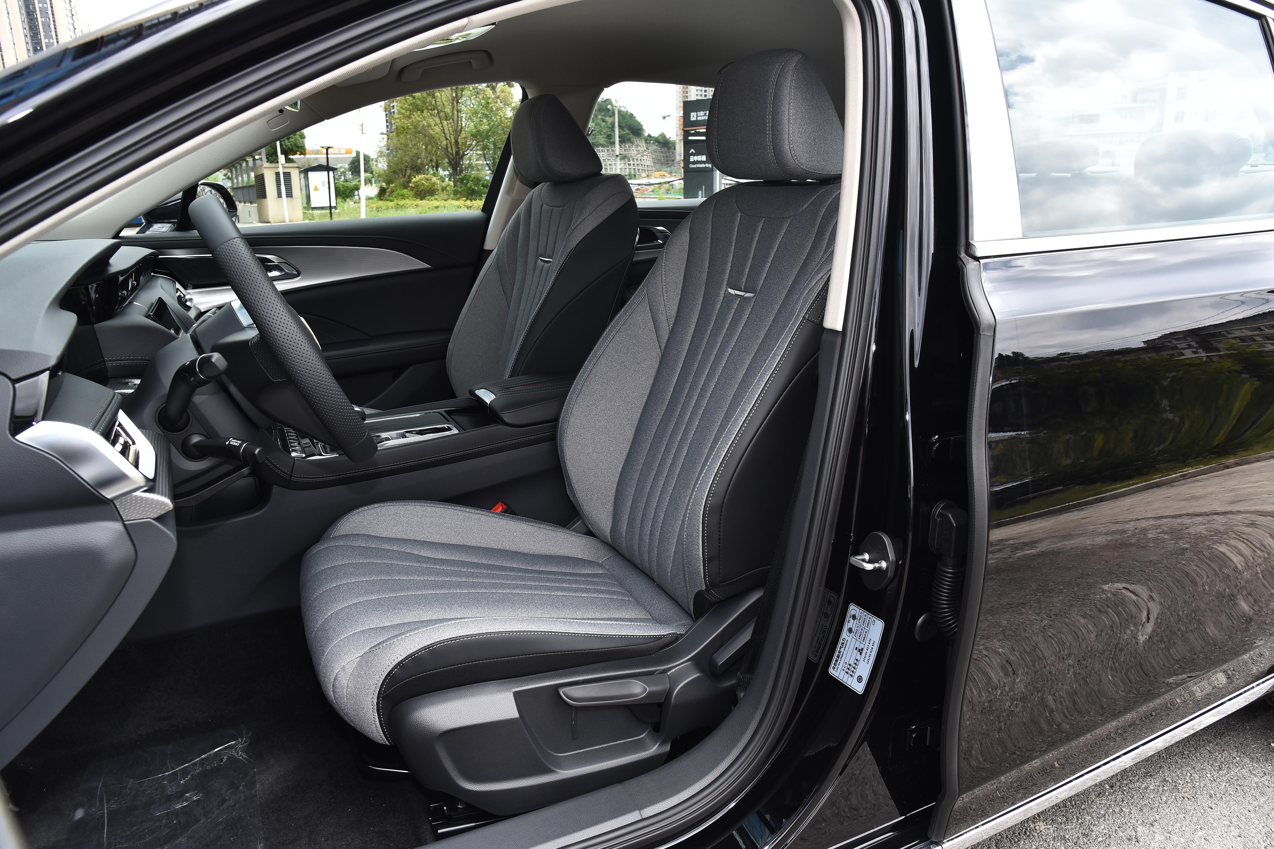 7到11万买红旗H5，最大优势就是气场足、面子够。外观大气，开出去挺体面