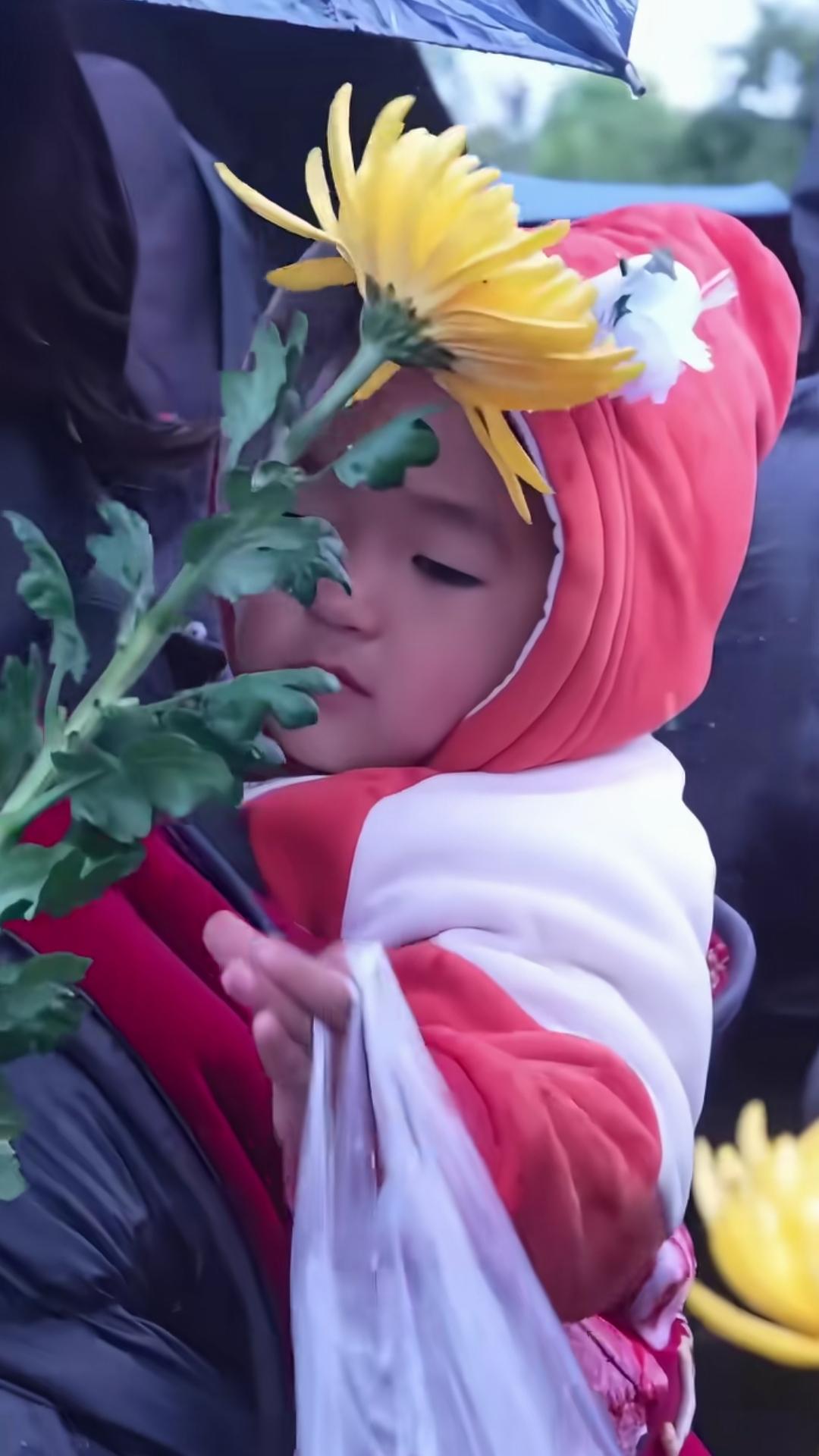 腾冲的春祭，最令人感动的就是很多家长带着孩子，全程无声，却胜过千言万语！19