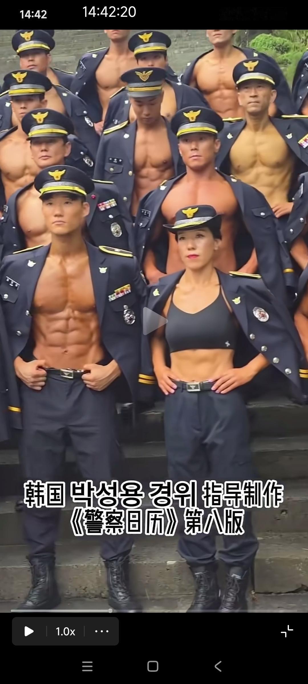 《韩国警察日历》拍摄现场这些韩国警察不管男女都是一身肌肉，也有一个共同点眼睛