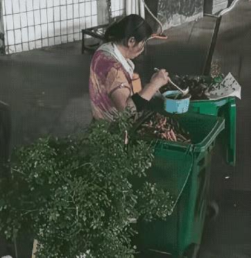 看到这个，大家还敢在外面吃饭吗？真是太恶心了，有些黑心商家为了赚钱，不择手段，不