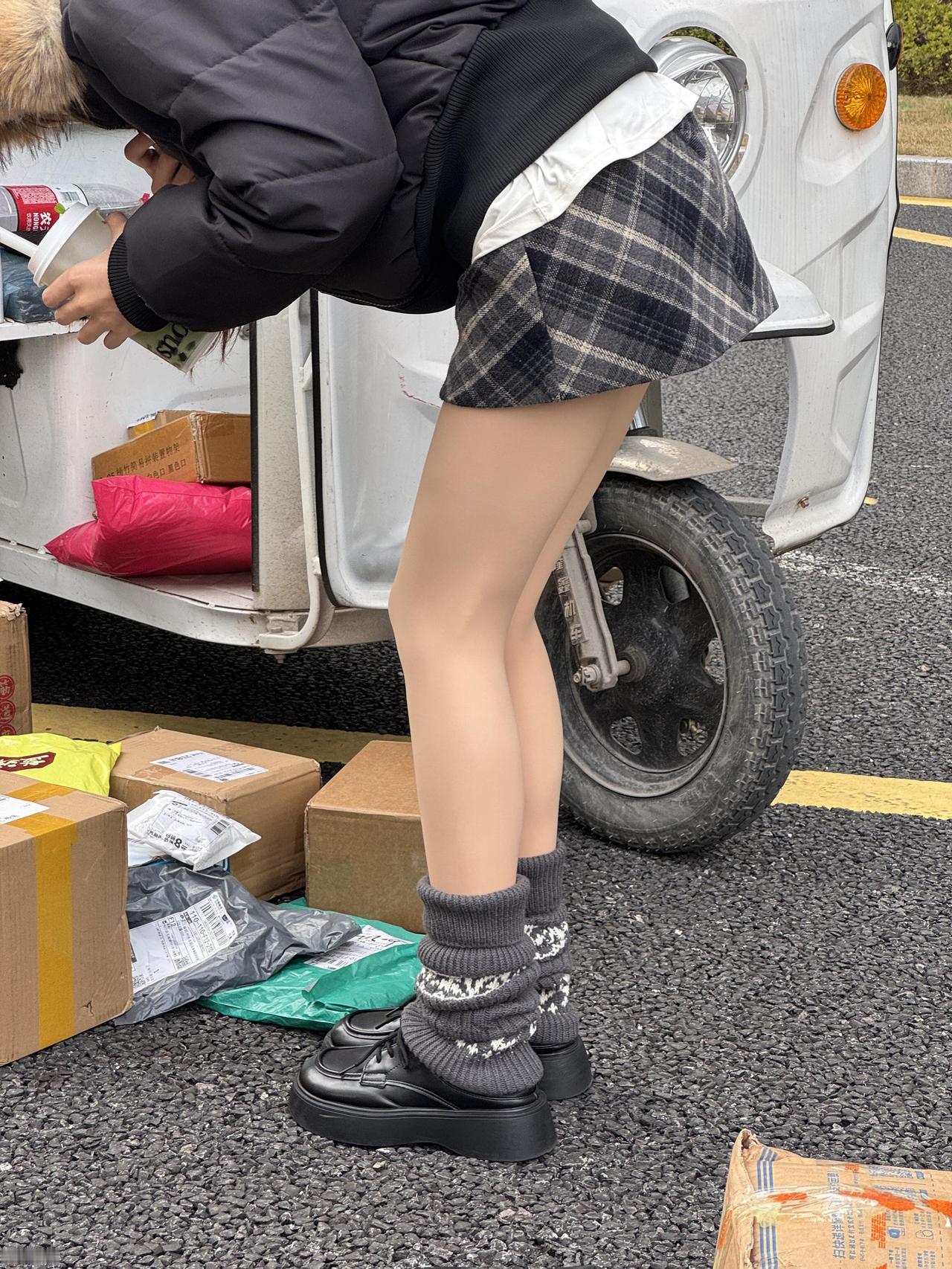 拿快递看到的……10度的天穿短裙？？？其实里面穿了厚绒光腿神器啦[吐舌头眯眼睛笑]