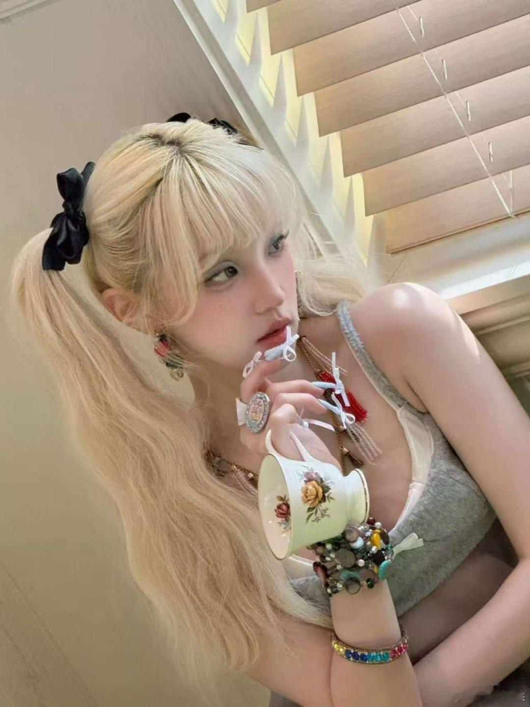 宋雨琦这波金色造型美到失语🥹亮片裙缀满星光，搭配标志性烟嗓，舞台上又A又媚，