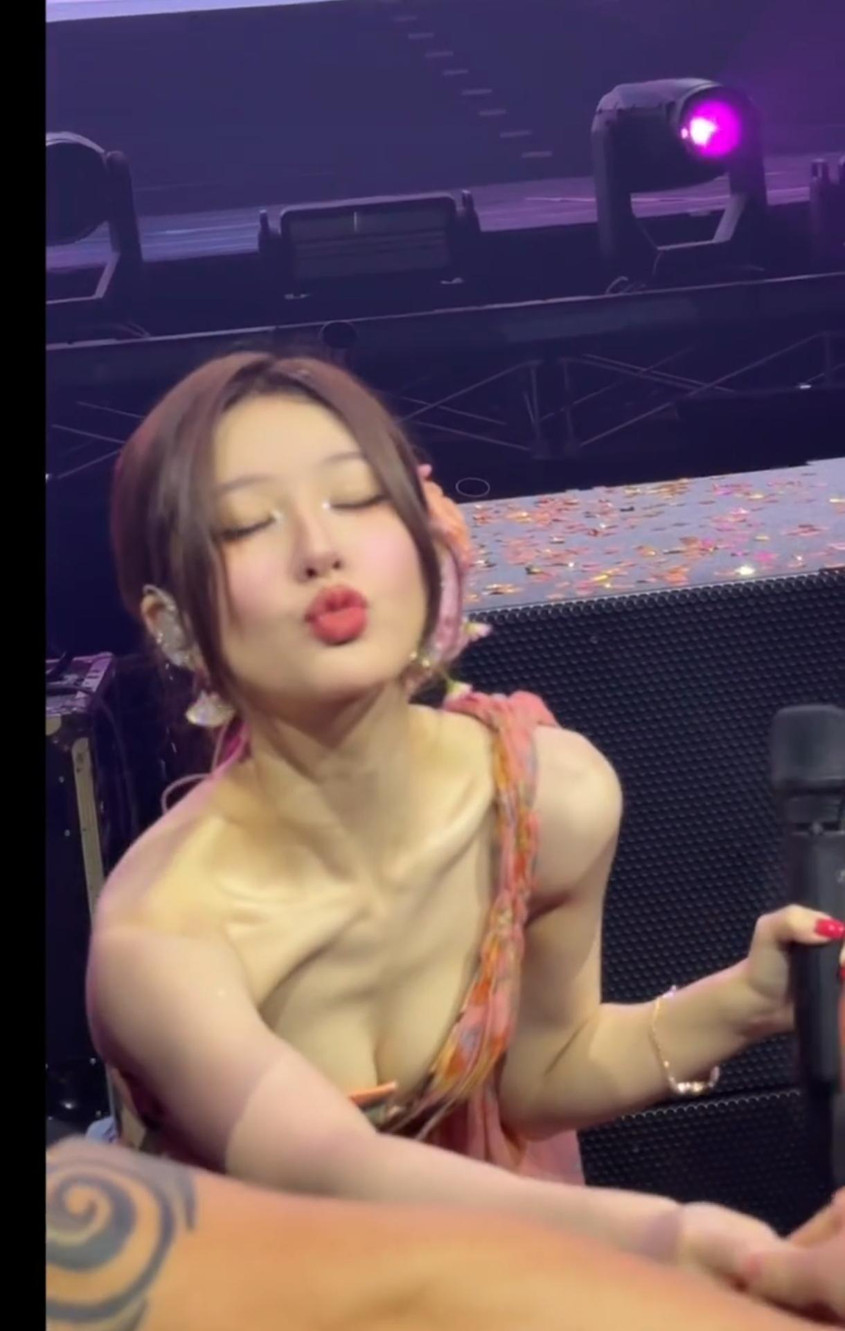 赵露思活动现场对粉丝嘟嘟嘴，不经意间的好身，男粉丝真有福了！