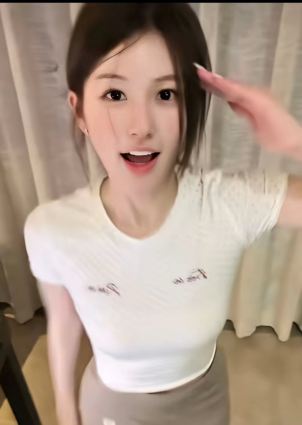 这个赵露思完全嫩成了中学时期，此女回可爱赛道就是无敌的…