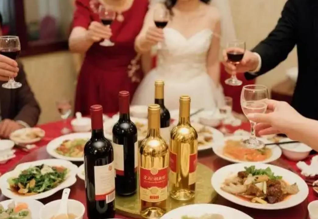 福建晋江，男子前去参加好友儿子的订婚宴。酒席上情绪高涨，一时尽兴喝得酩酊大醉。宴