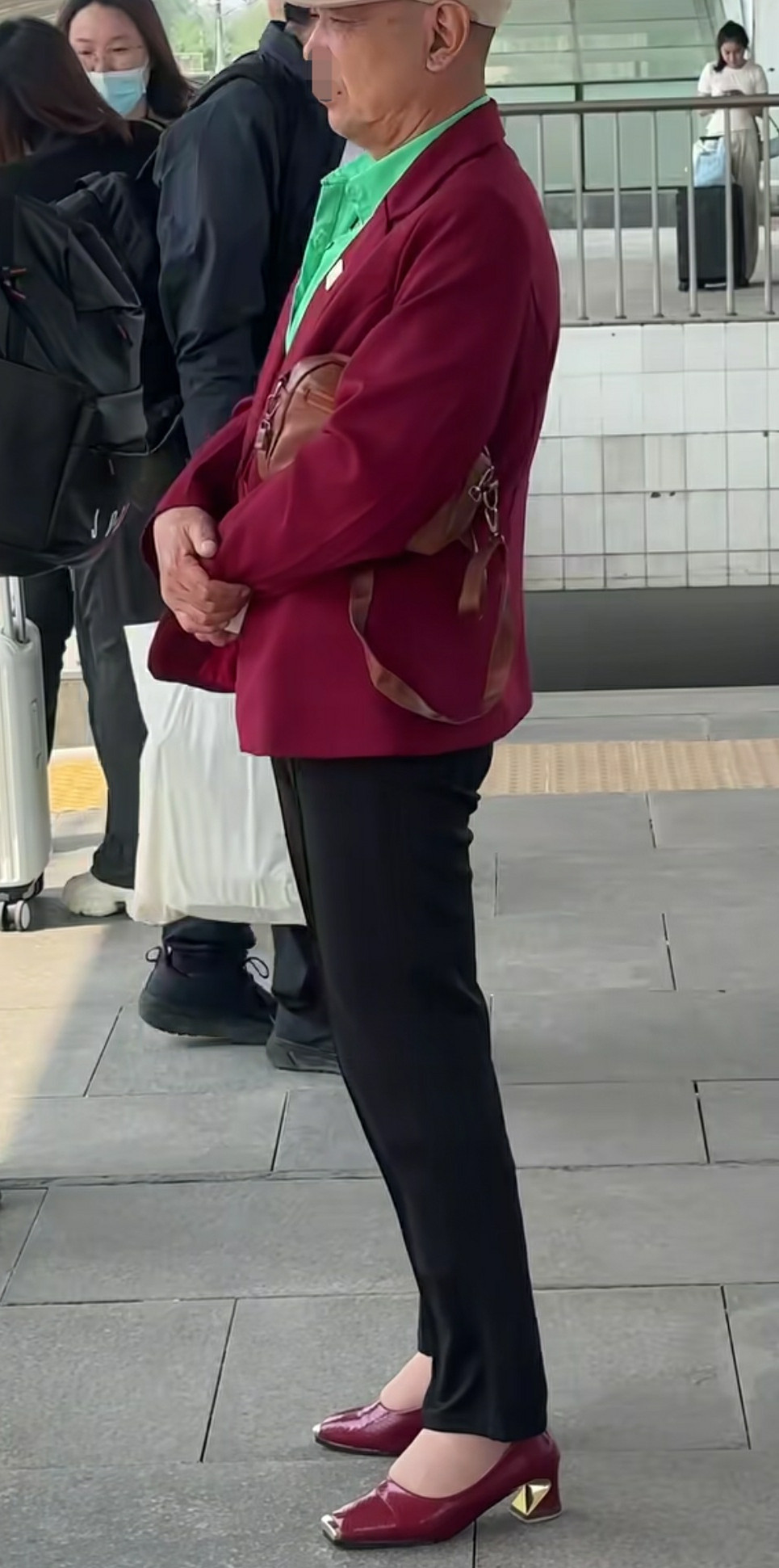 想问一下大家，现在有男式高跟鞋吗？