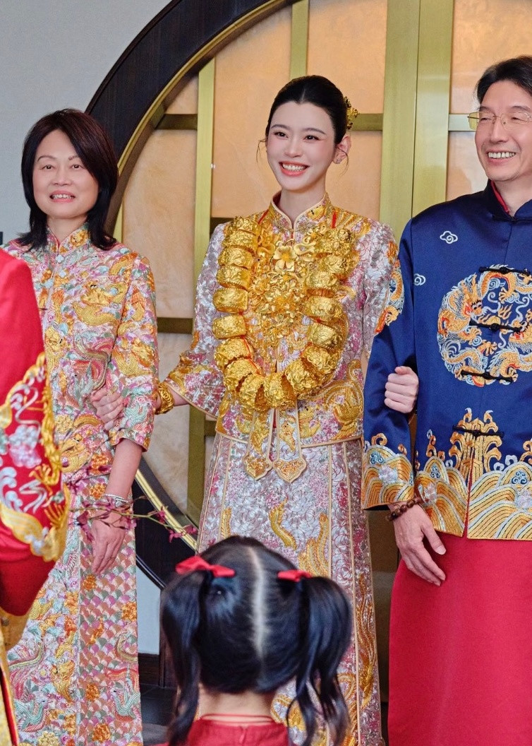 奚梦瑶不愧是维密超模🪽脖子架得住十多只纯金龙凤镯，身后背得起维密翅膀。欲戴皇冠