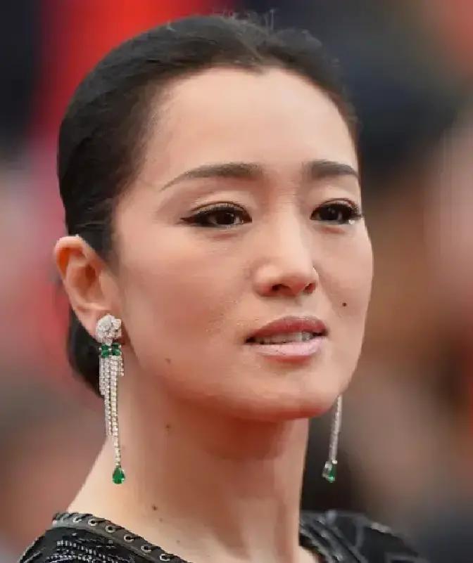 北京这阵子冷风呼呼的，可巩俐姐却玩得热火朝天！12月初，她和老公让·米歇尔·雅尔